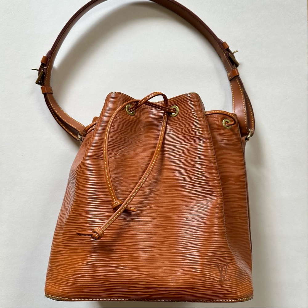 LOUIS VUITTON // epi noé leather bag